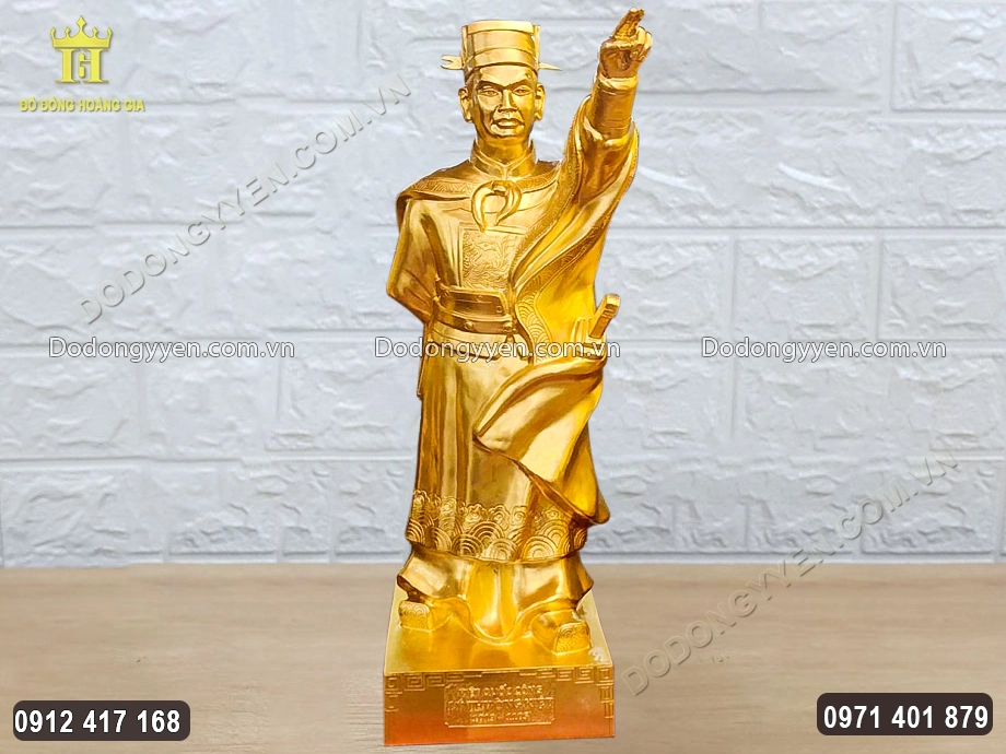 To&agrave;n bộ bề mặt được d&aacute;t v&agrave;ng 9999 sang trọng
